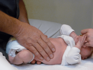 manipulation par un osteopathe d'une nourrisson