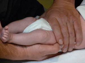 manipulation du bassin d'un nourrisson en osteopathie